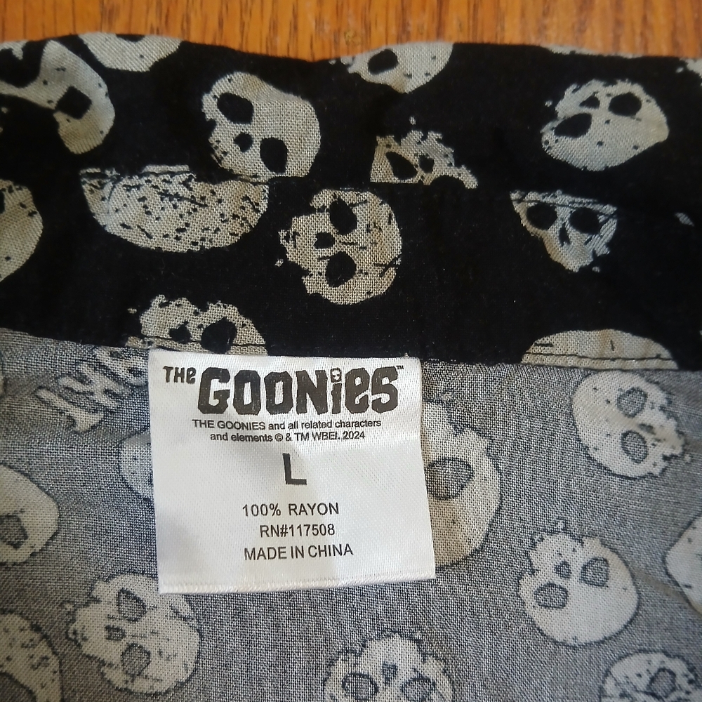 The Goonies Button Down Shirt Mens Large Black Skull Print‎ Short Sleeve Rayon - Picture 4 of 5